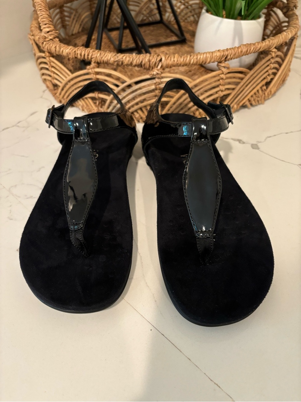 Vionic Paden Black Patent Toe Post T Strap Sandal Side Buckle Size 7